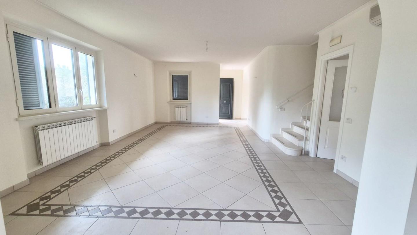 Immagine 26 di Villa in vendita  a Camaiore