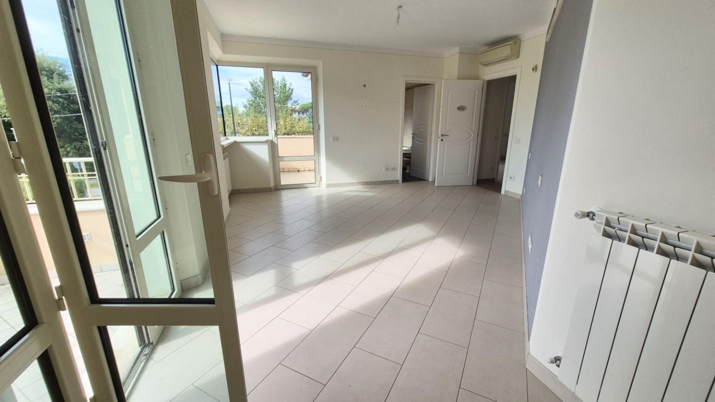 Immagine 53 di Villa in vendita  a Camaiore