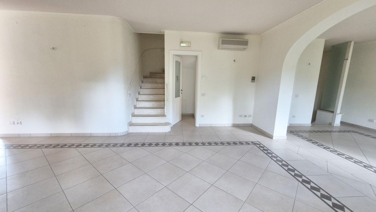 Immagine 47 di Villa in vendita  a Camaiore