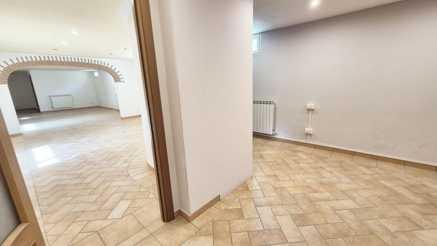 Immagine 140 di Villa in vendita  a Camaiore