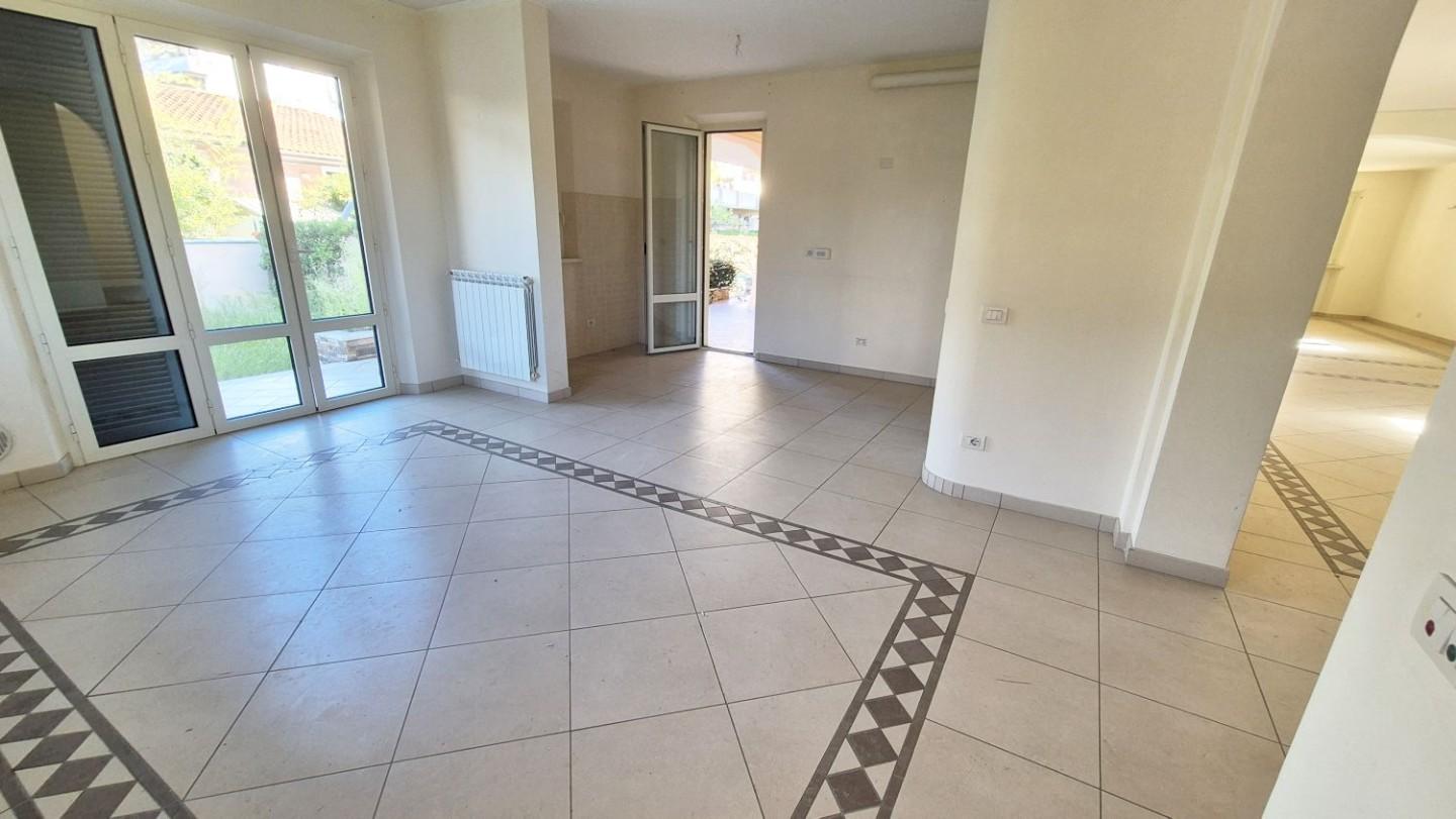 Immagine 28 di Villa in vendita  a Camaiore