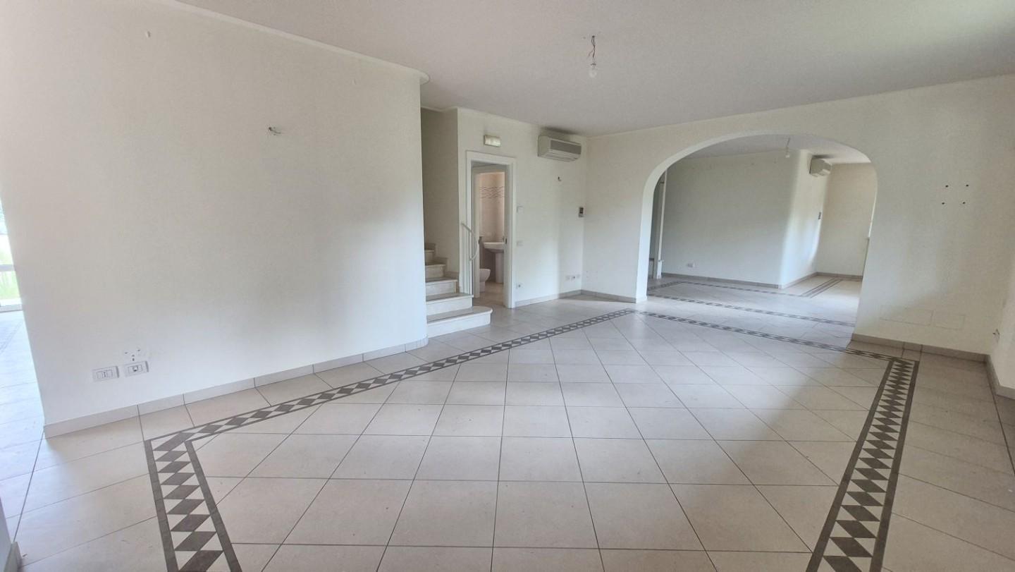 Immagine 19 di Villa in vendita  a Camaiore