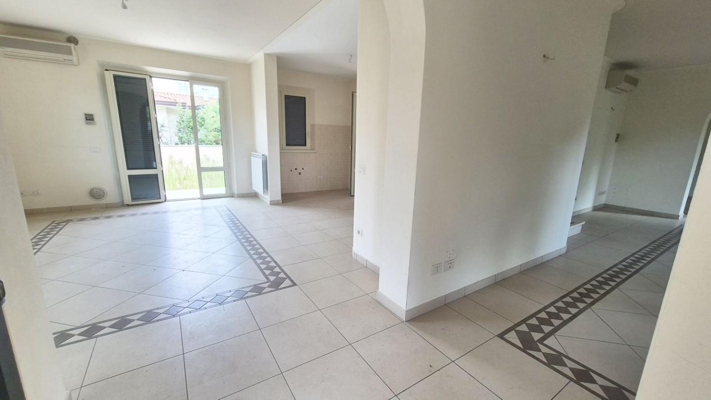 Immagine 15 di Villa in vendita  a Camaiore