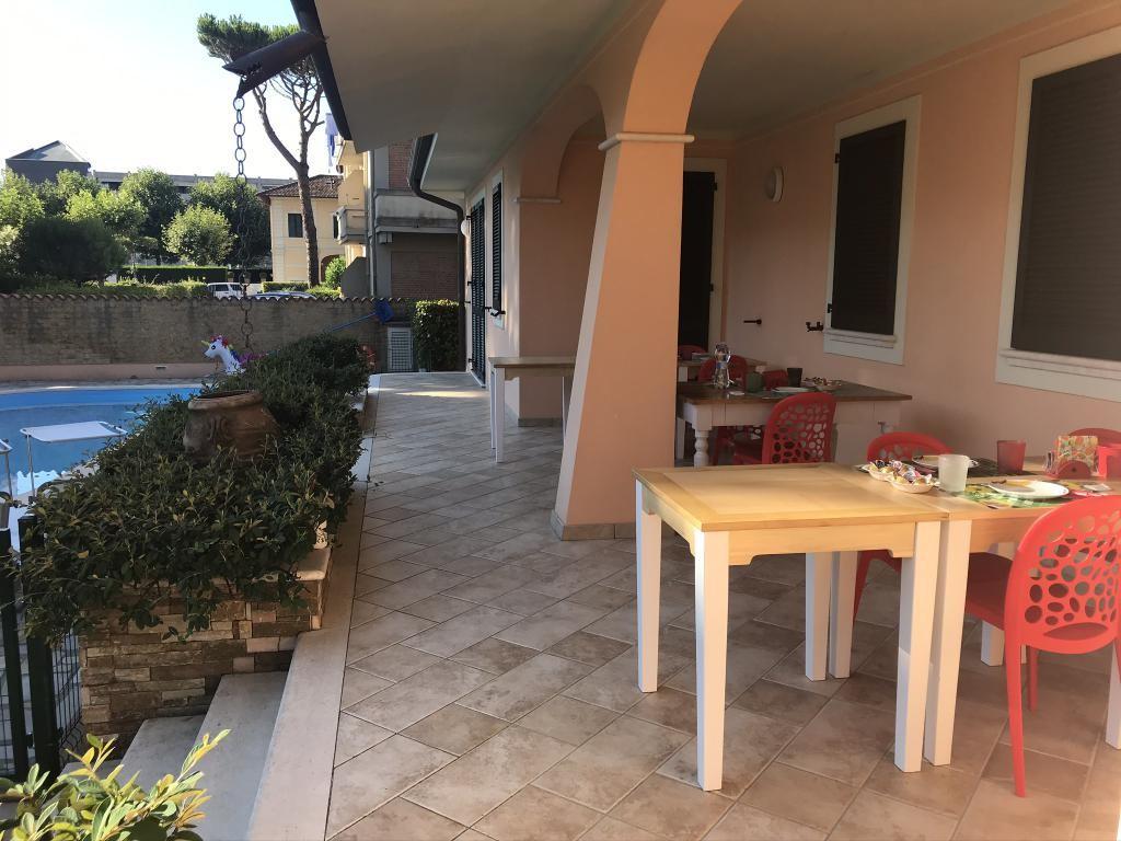 Immagine 12 di Villa in vendita  a Camaiore