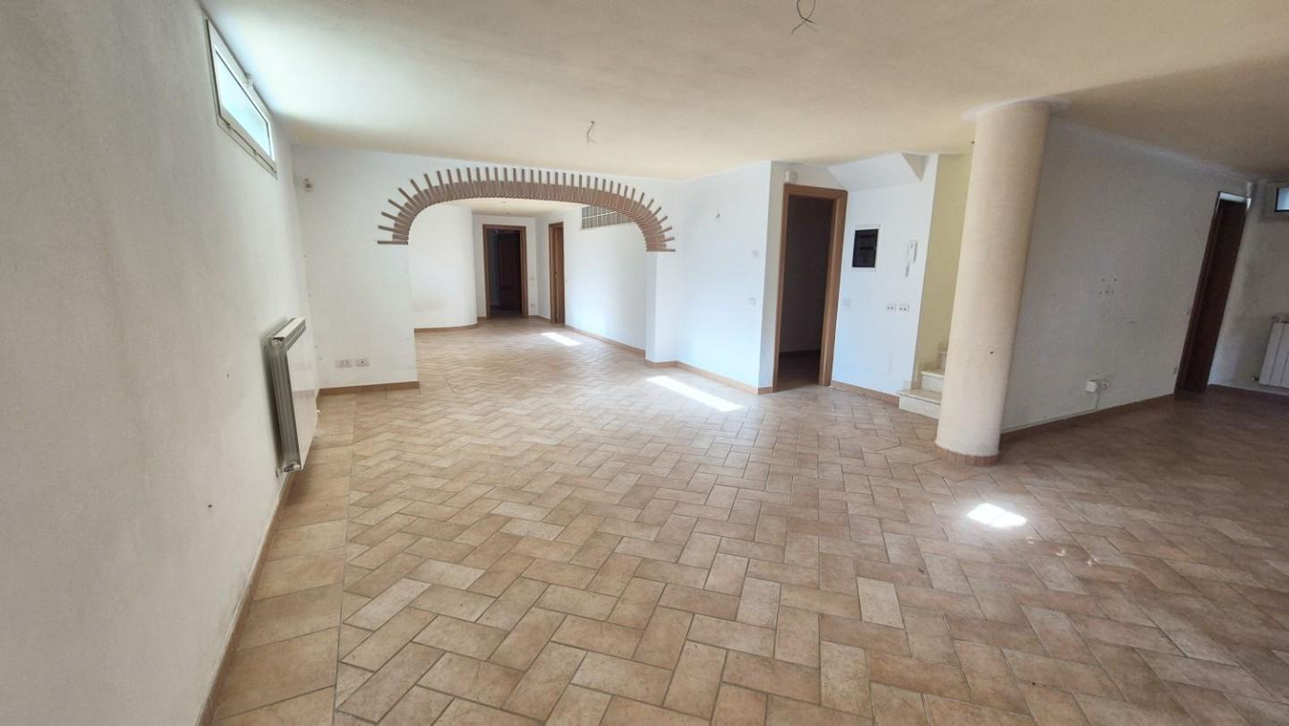 Immagine 123 di Villa in vendita  a Camaiore