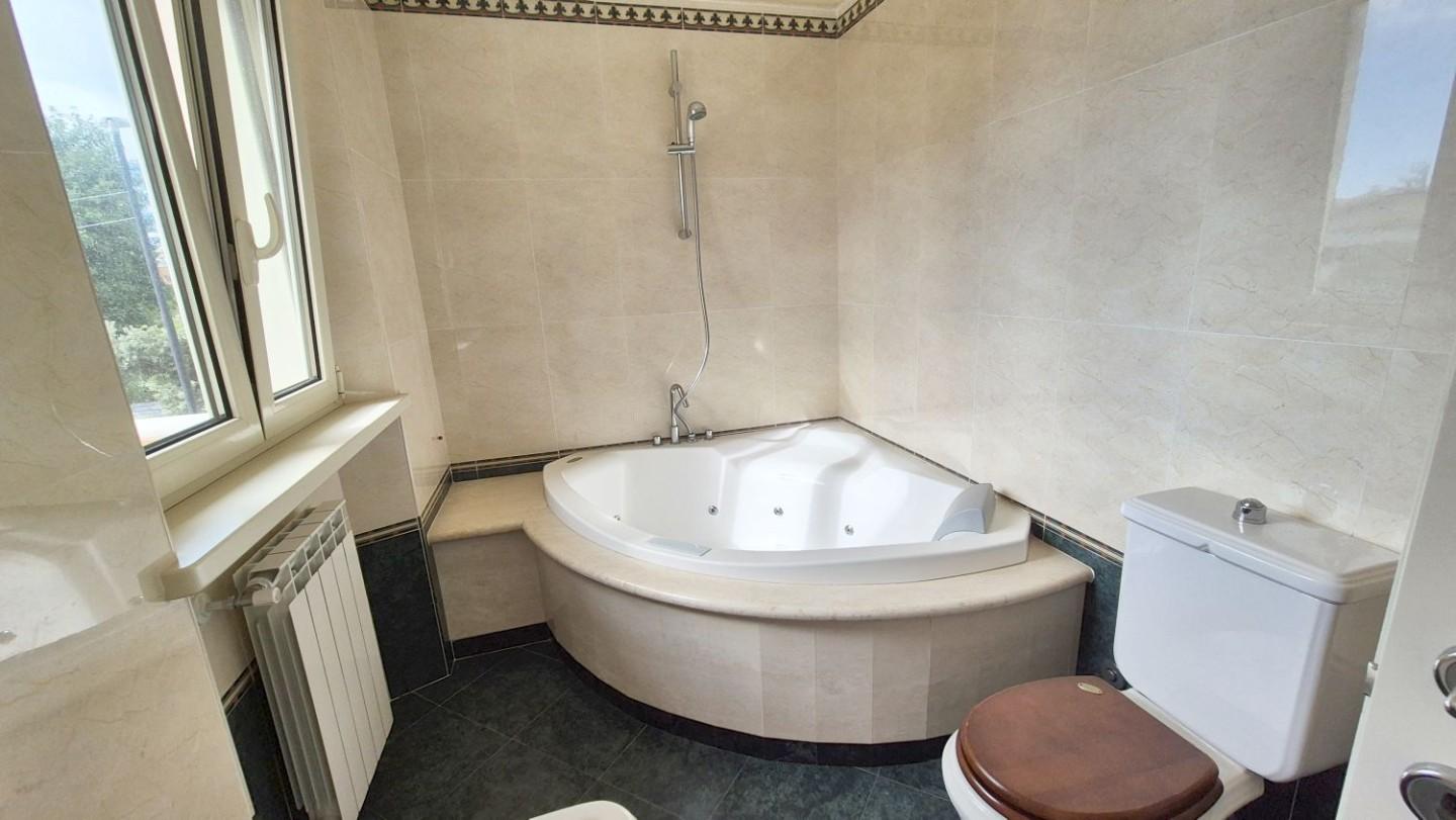 Immagine 57 di Villa in vendita  a Camaiore