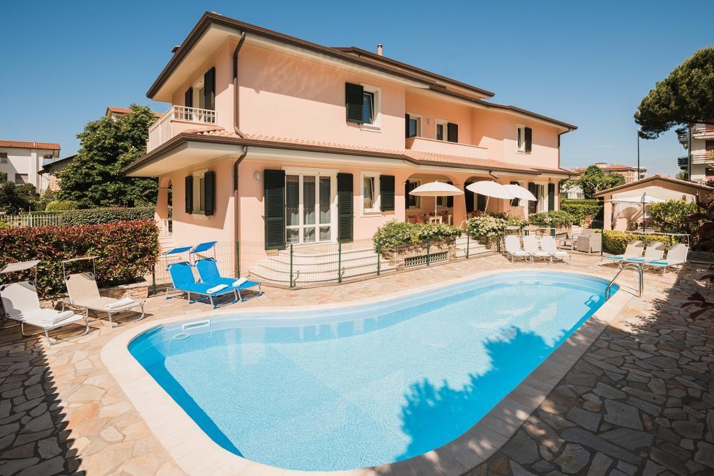 Immagine 4 di Villa in vendita  a Camaiore