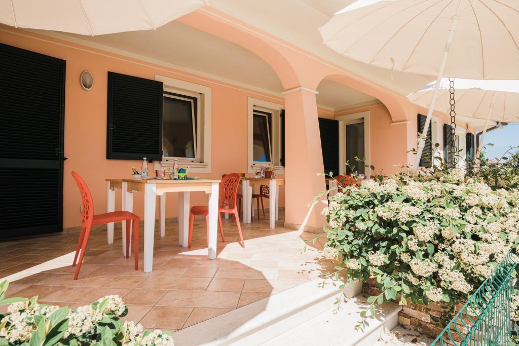 Immagine 13 di Villa in vendita  a Camaiore