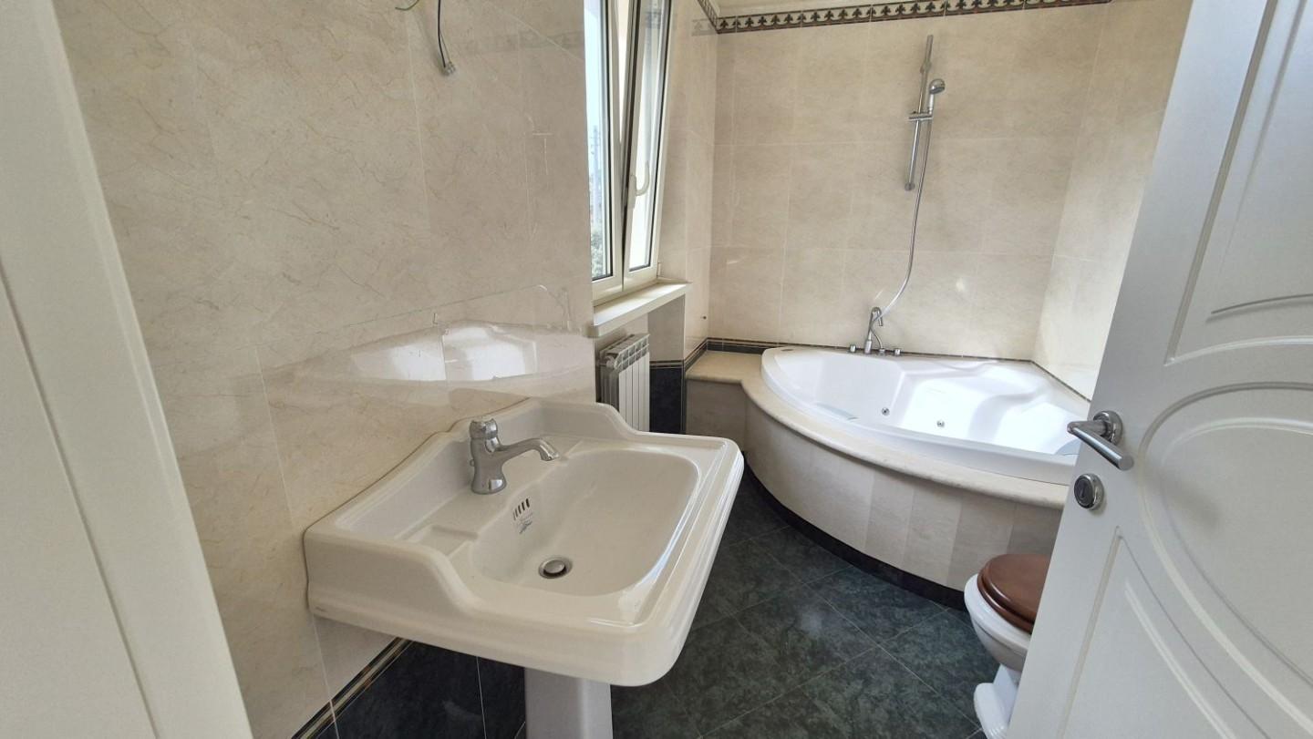 Immagine 56 di Villa in vendita  a Camaiore