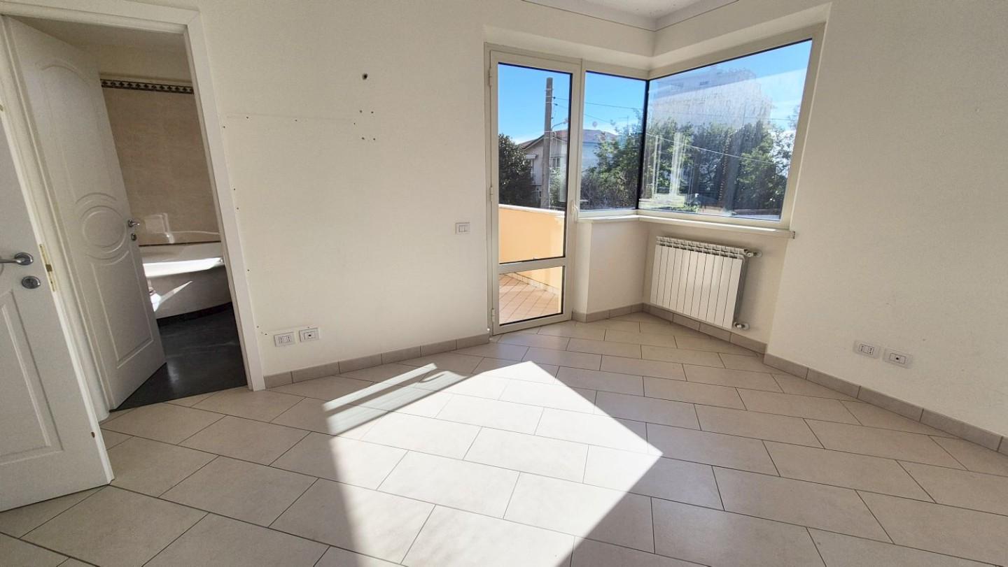 Immagine 97 di Villa in vendita  a Camaiore