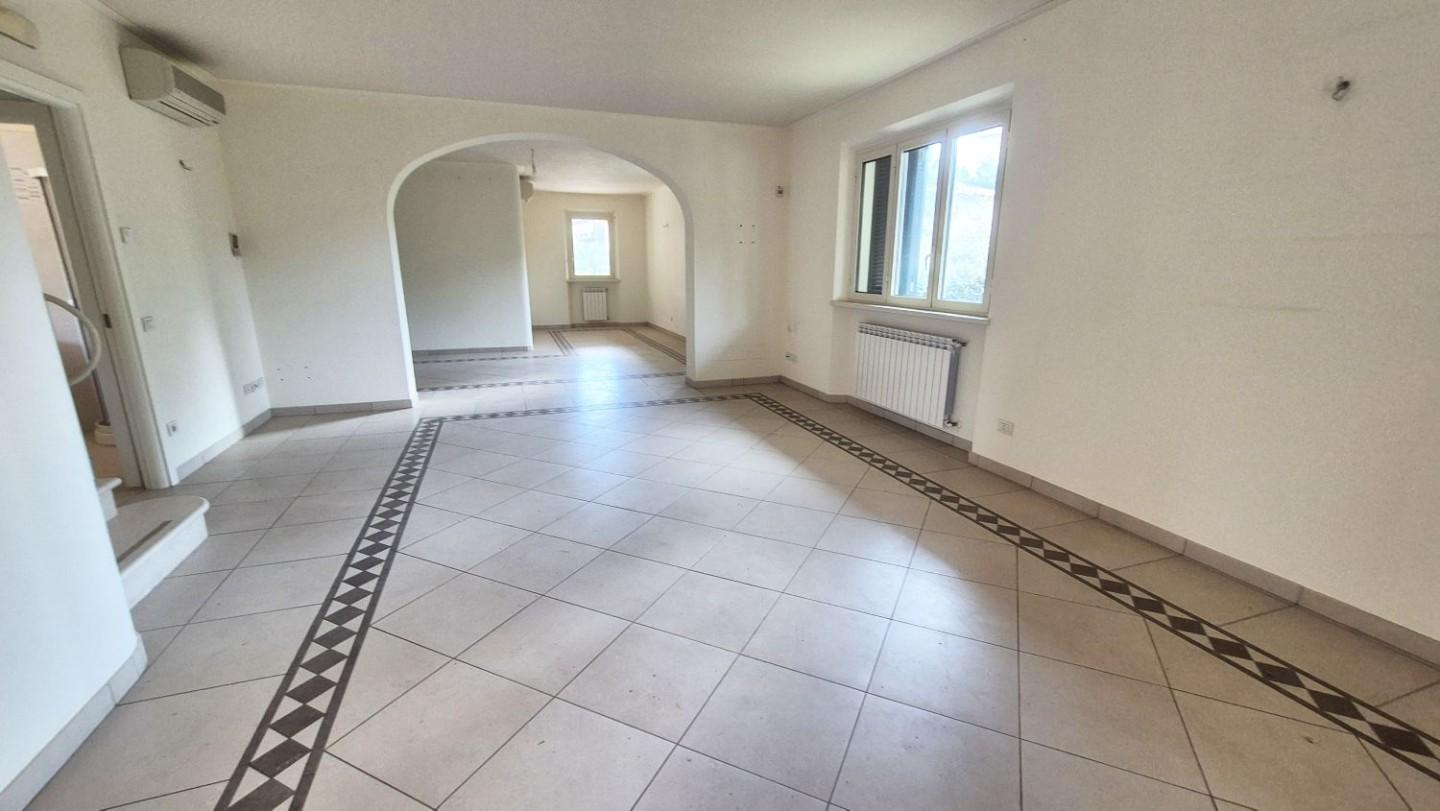 Immagine 17 di Villa in vendita  a Camaiore