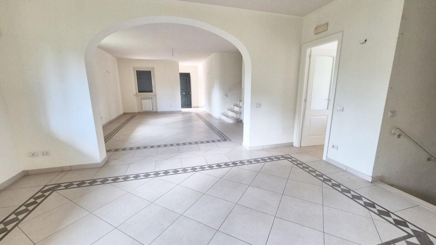 Immagine 25 di Villa in vendita  a Camaiore