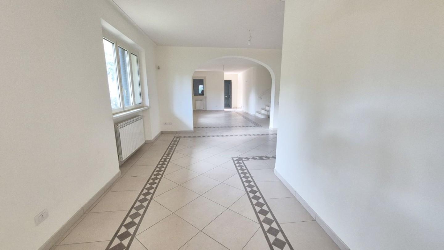 Immagine 24 di Villa in vendita  a Camaiore