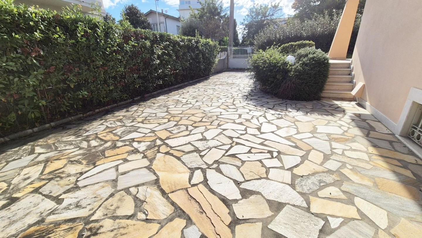 Immagine 160 di Villa in vendita  a Camaiore