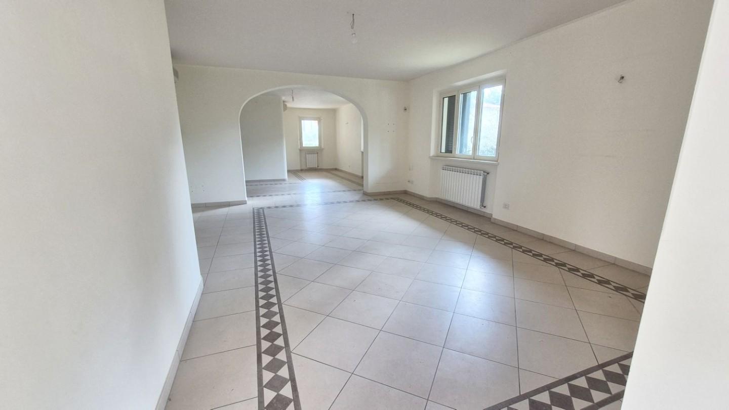 Immagine 16 di Villa in vendita  a Camaiore