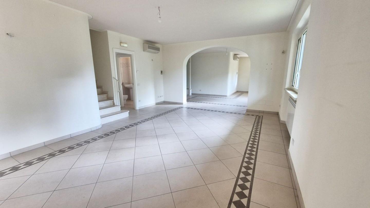 Immagine 20 di Villa in vendita  a Camaiore