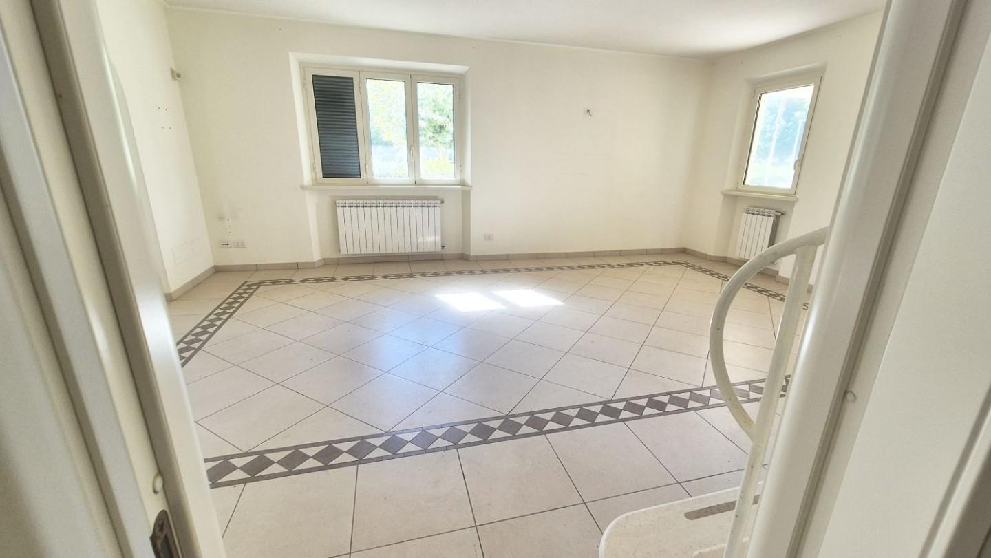 Immagine 46 di Villa in vendita  a Camaiore