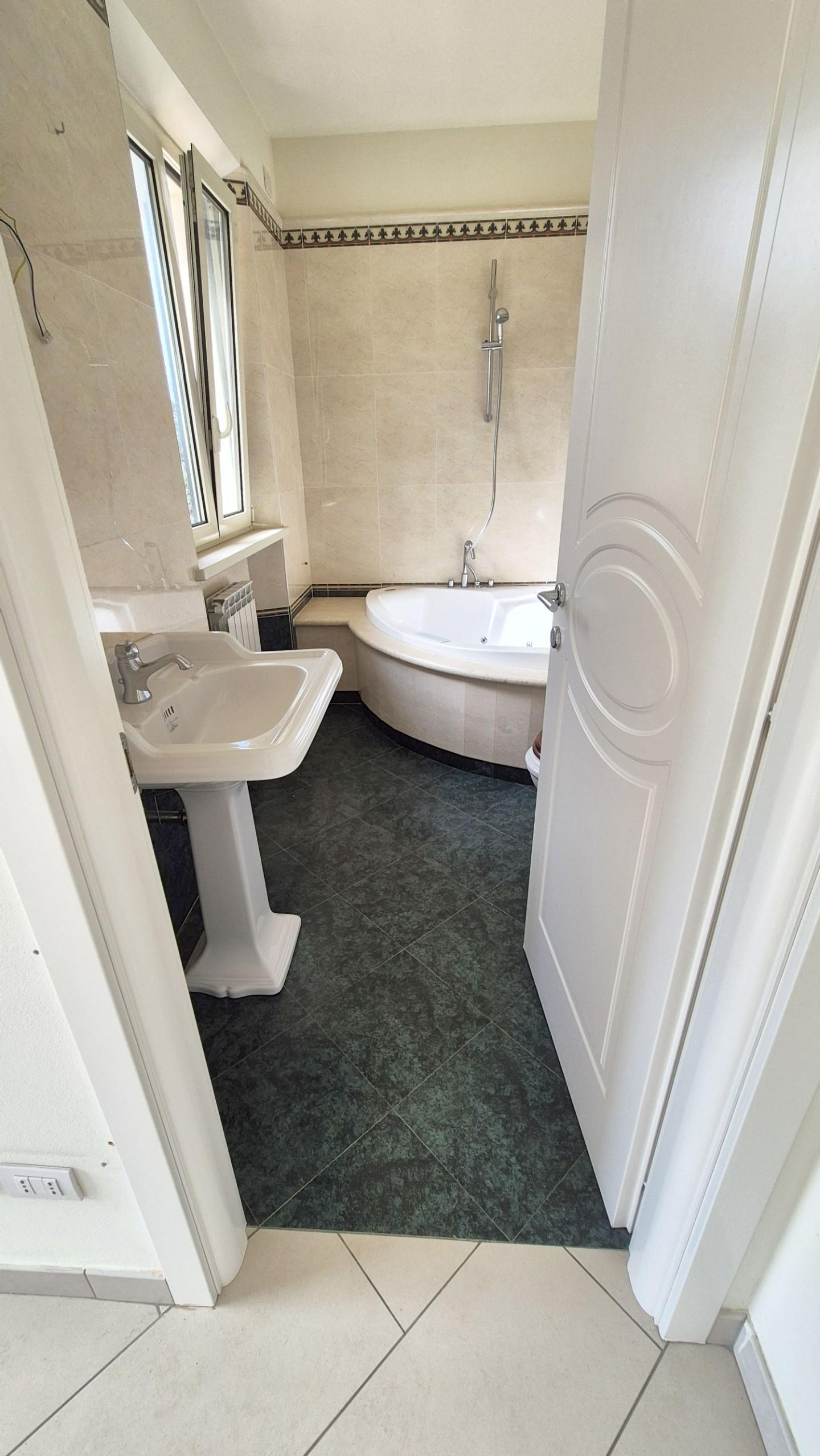 Immagine 55 di Villa in vendita  a Camaiore