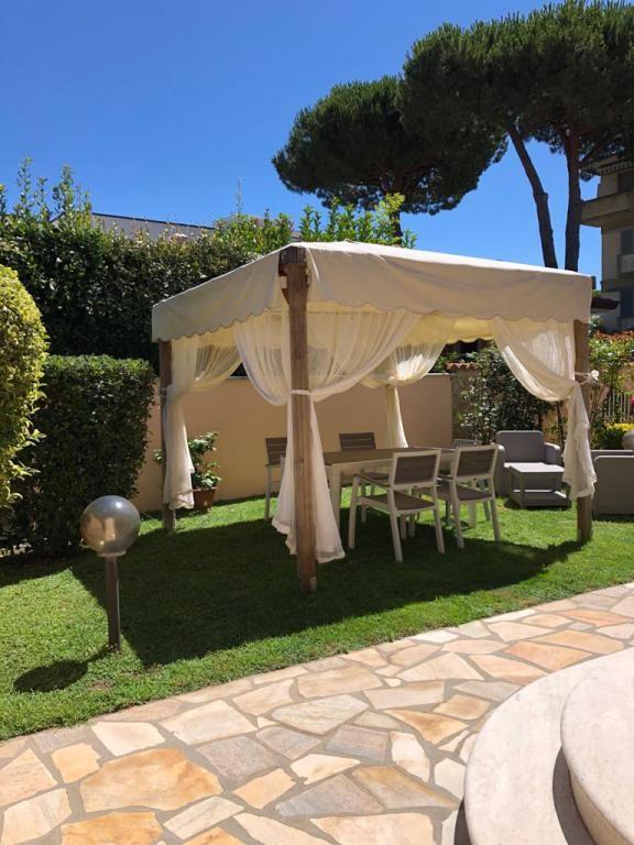 Immagine 8 di Villa in vendita  a Camaiore