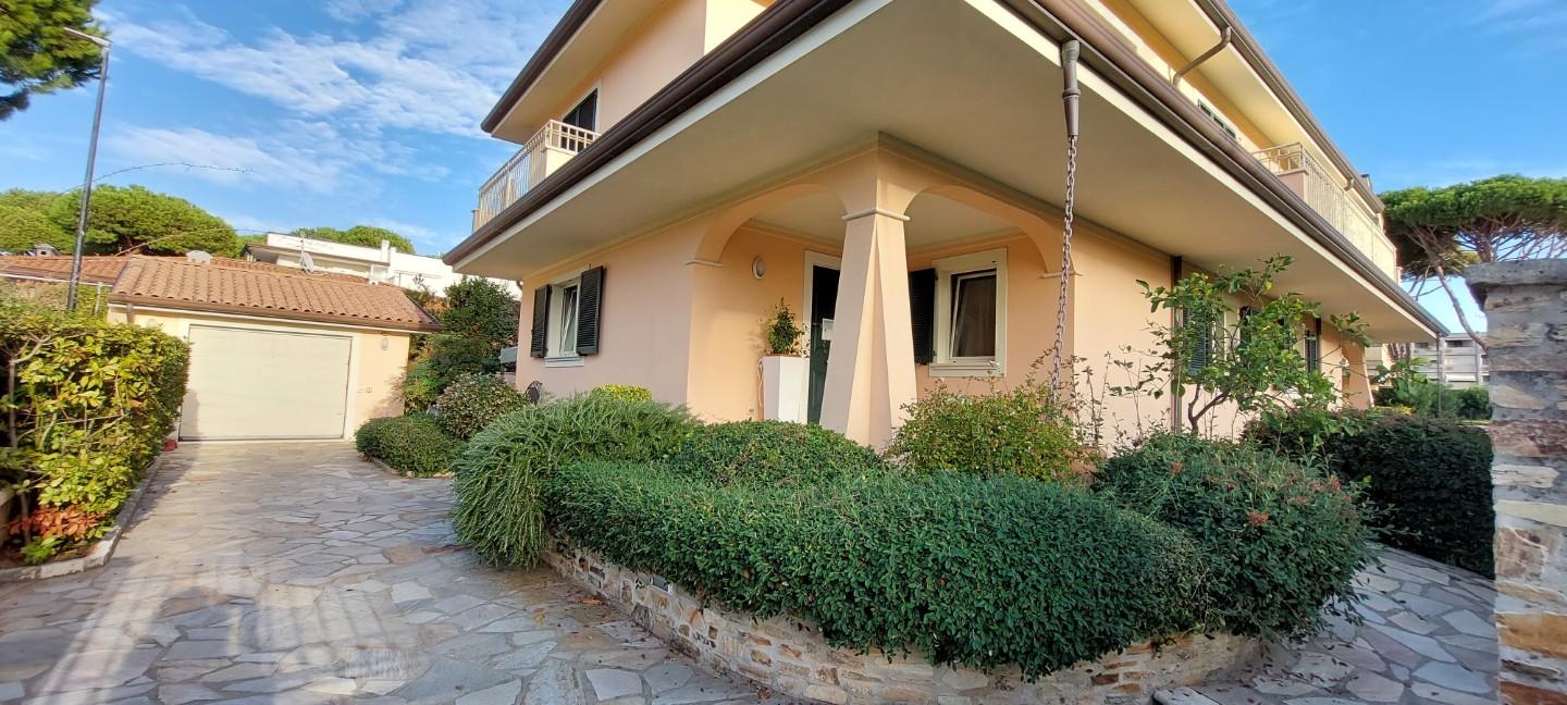 Immagine 11 di Villa in vendita  a Camaiore