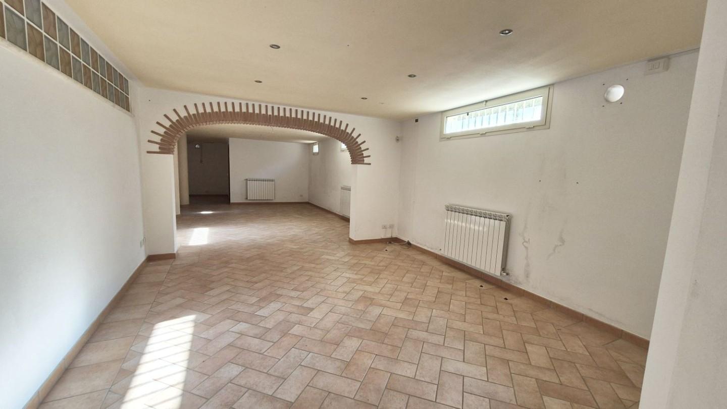 Immagine 129 di Villa in vendita  a Camaiore