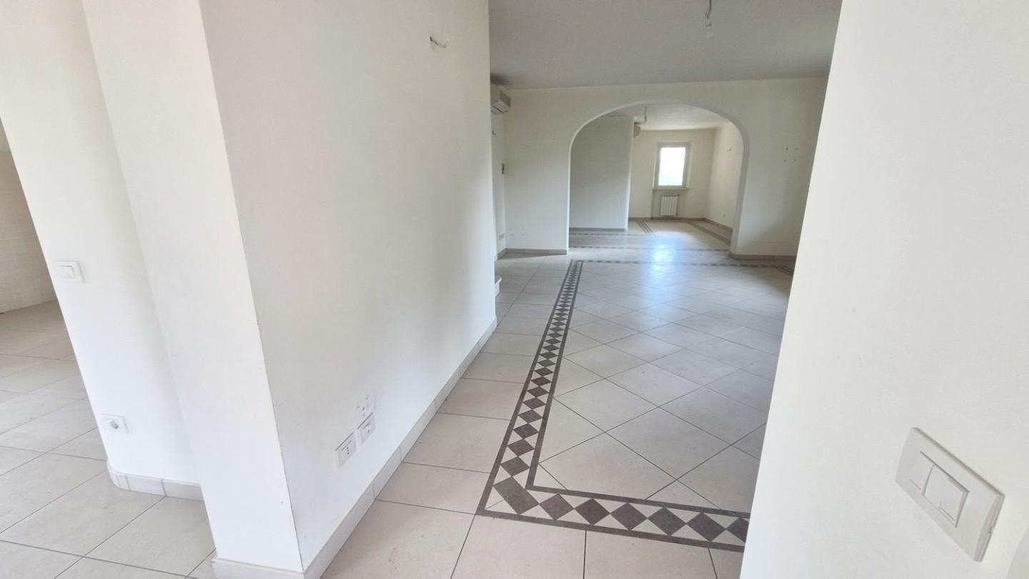 Immagine 39 di Villa in vendita  a Camaiore