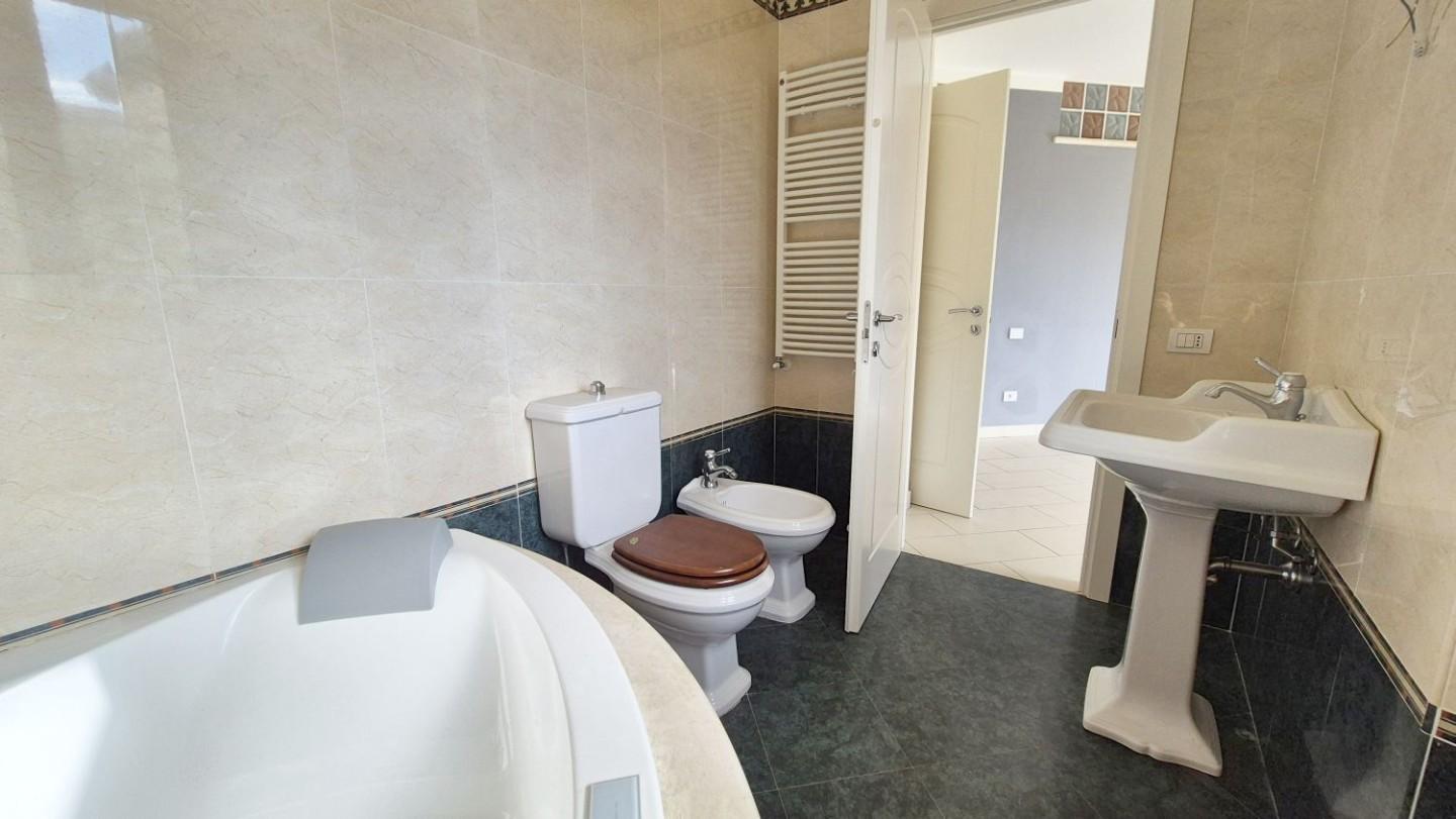 Immagine 58 di Villa in vendita  a Camaiore