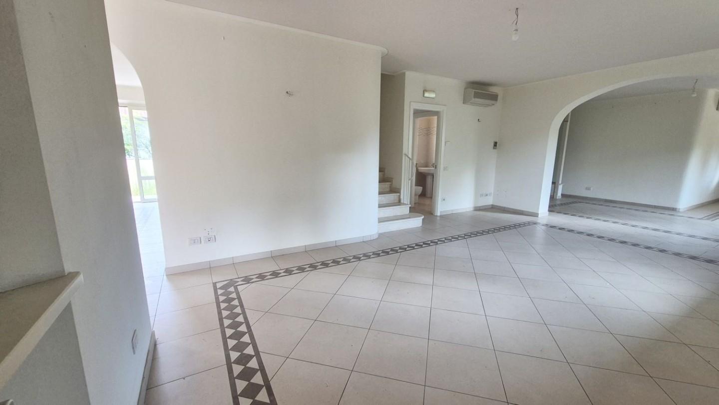 Immagine 18 di Villa in vendita  a Camaiore