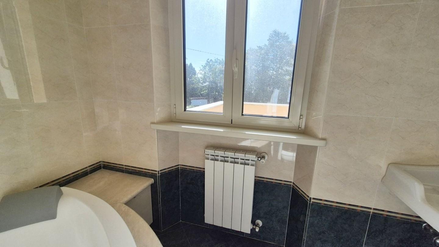 Immagine 100 di Villa in vendita  a Camaiore