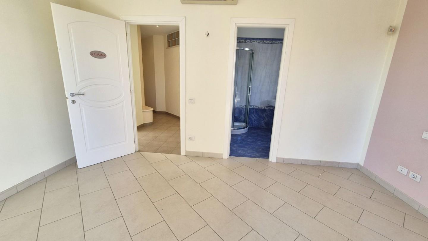 Immagine 91 di Villa in vendita  a Camaiore