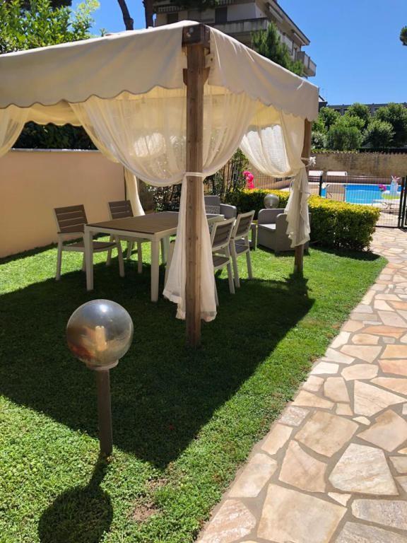 Immagine 9 di Villa in vendita  a Camaiore