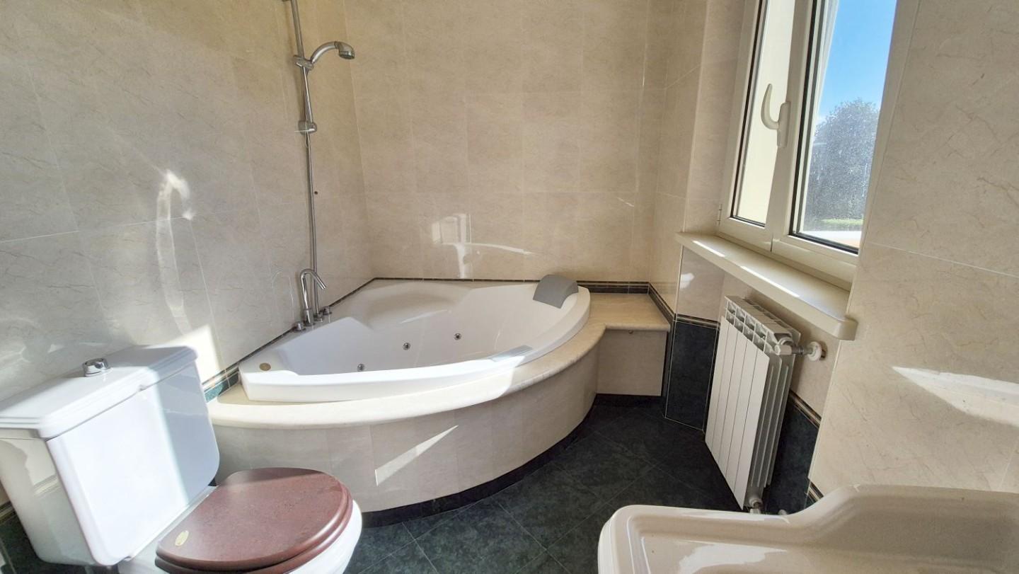 Immagine 99 di Villa in vendita  a Camaiore