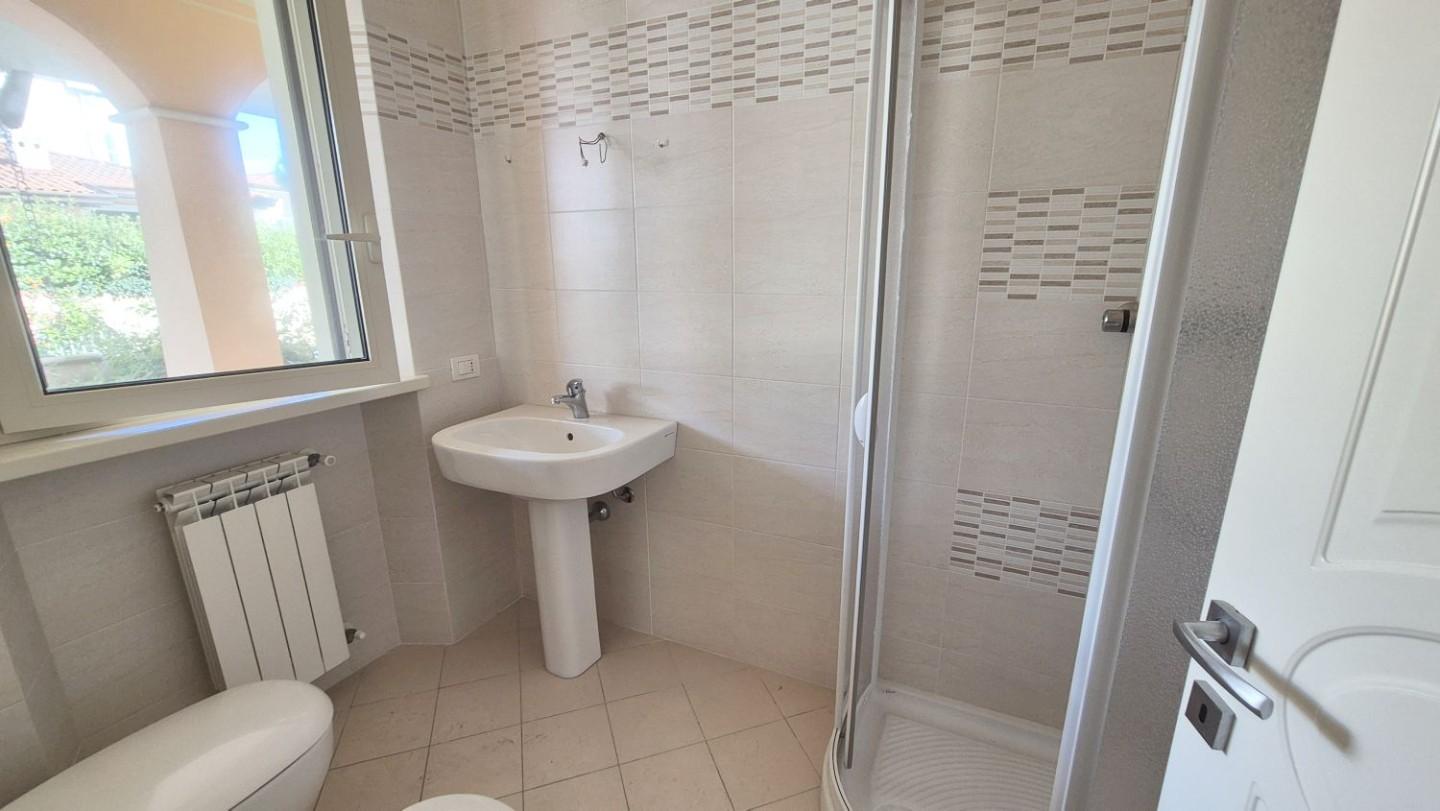 Immagine 45 di Villa in vendita  a Camaiore