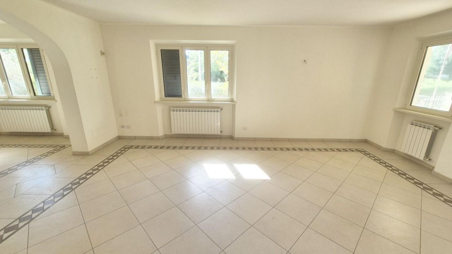 Immagine 142 di Villa in vendita  a Camaiore