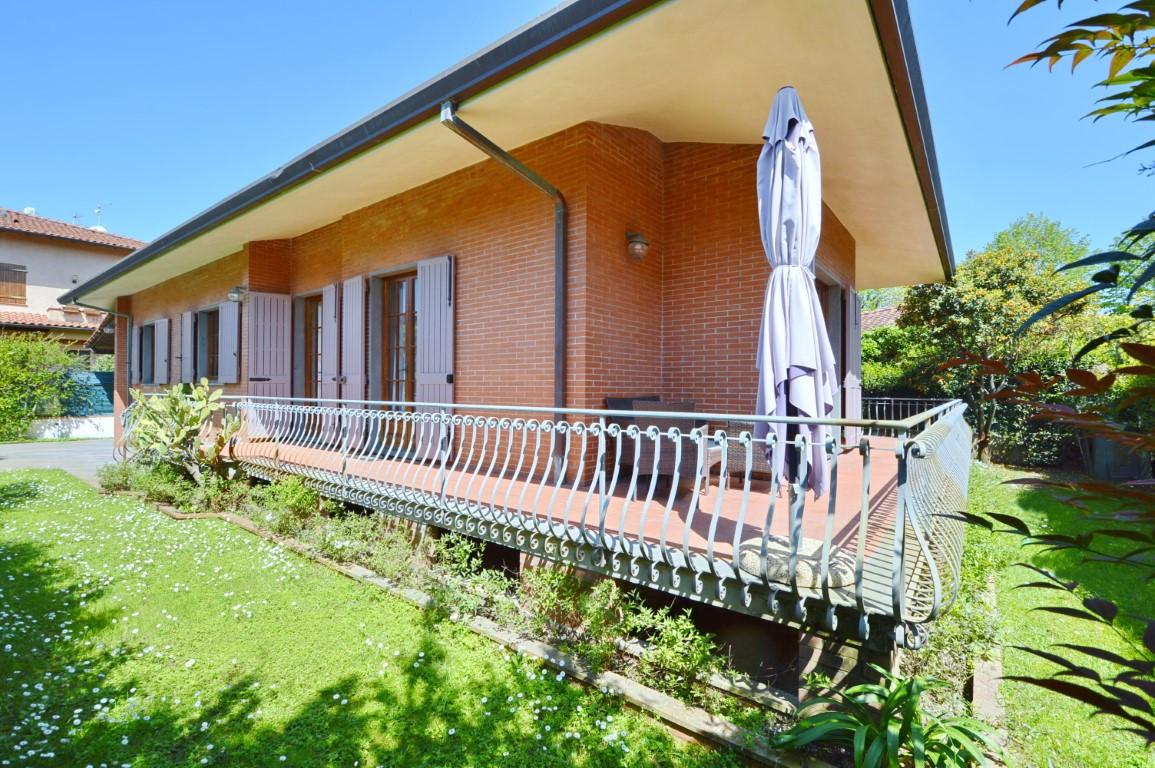 Immagine 2 di Villa in vendita  a Forte Dei Marmi