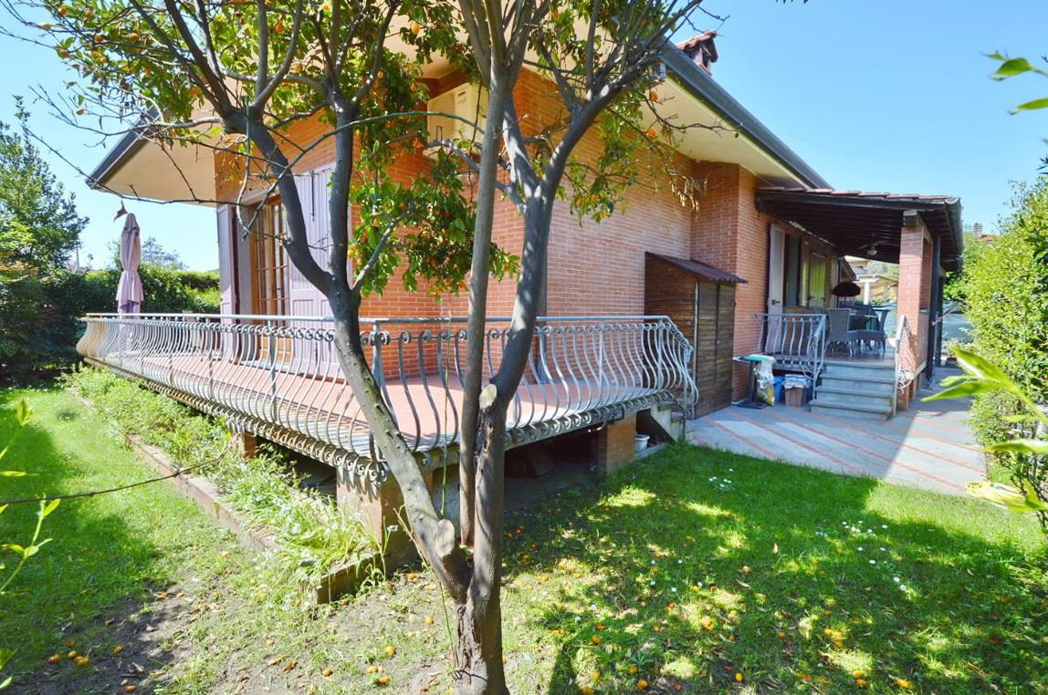 Immagine 3 di Villa in vendita  a Forte Dei Marmi