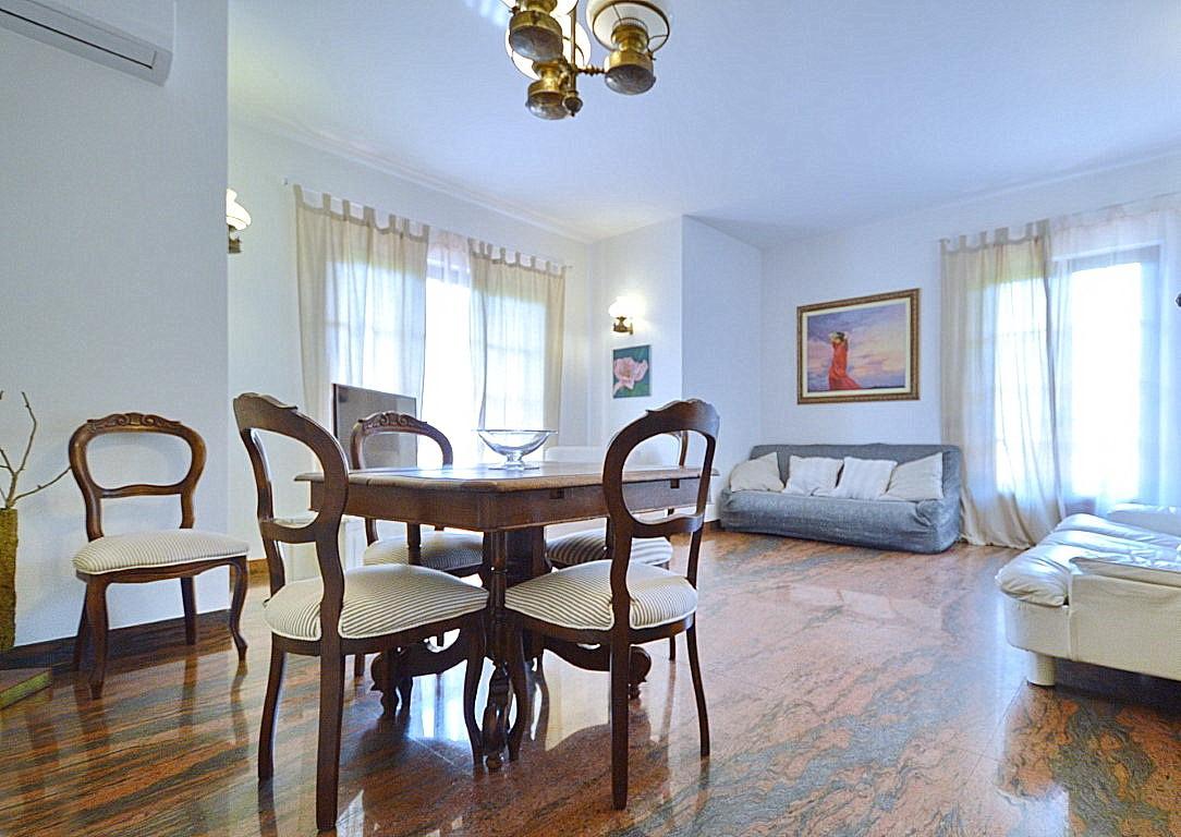 Immagine 10 di Villa in vendita  a Forte Dei Marmi