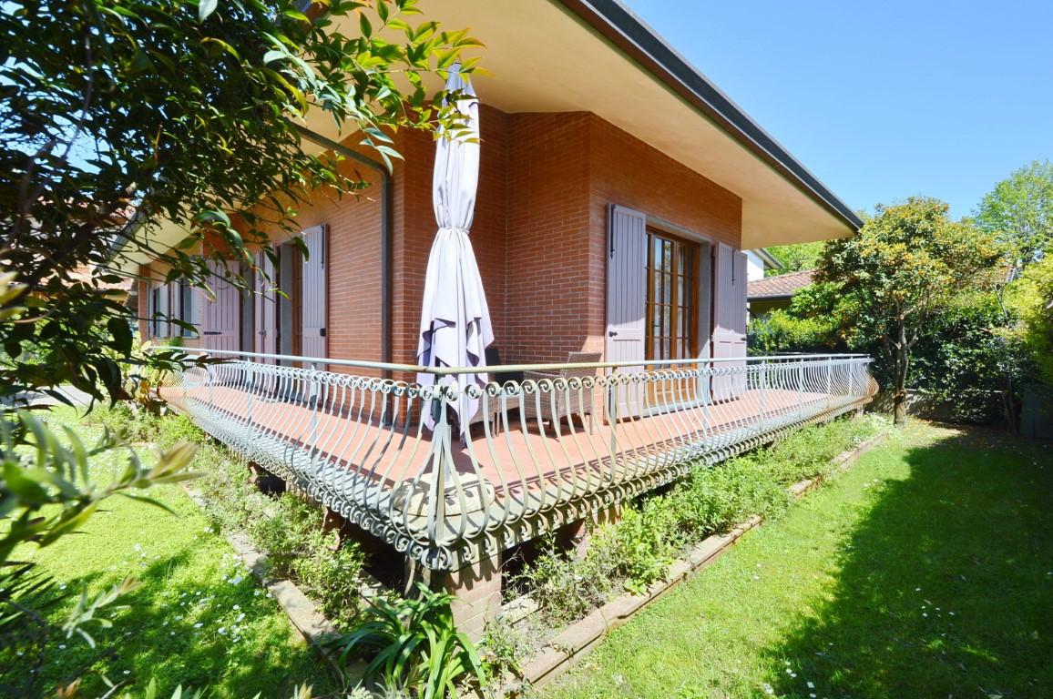 Immagine 4 di Villa in vendita  a Forte Dei Marmi