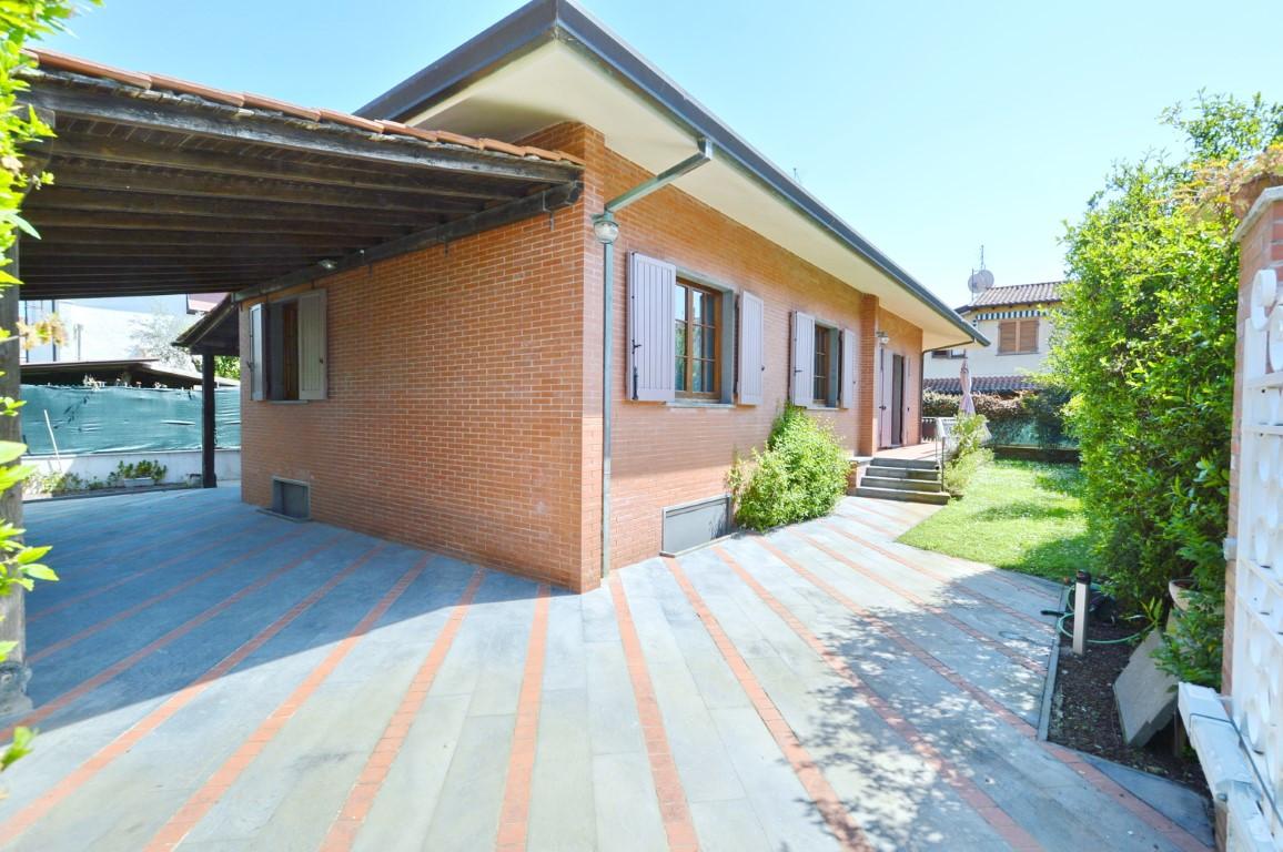 Immagine 5 di Villa in vendita  a Forte Dei Marmi