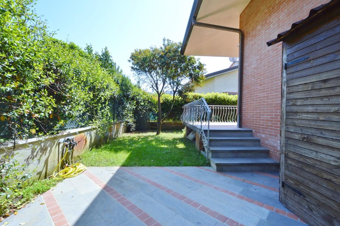 Immagine 7 di Villa in vendita  a Forte Dei Marmi