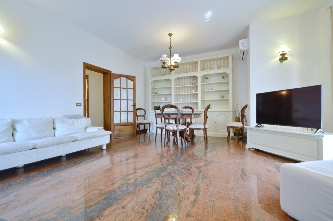 Immagine 9 di Villa in vendita  a Forte Dei Marmi