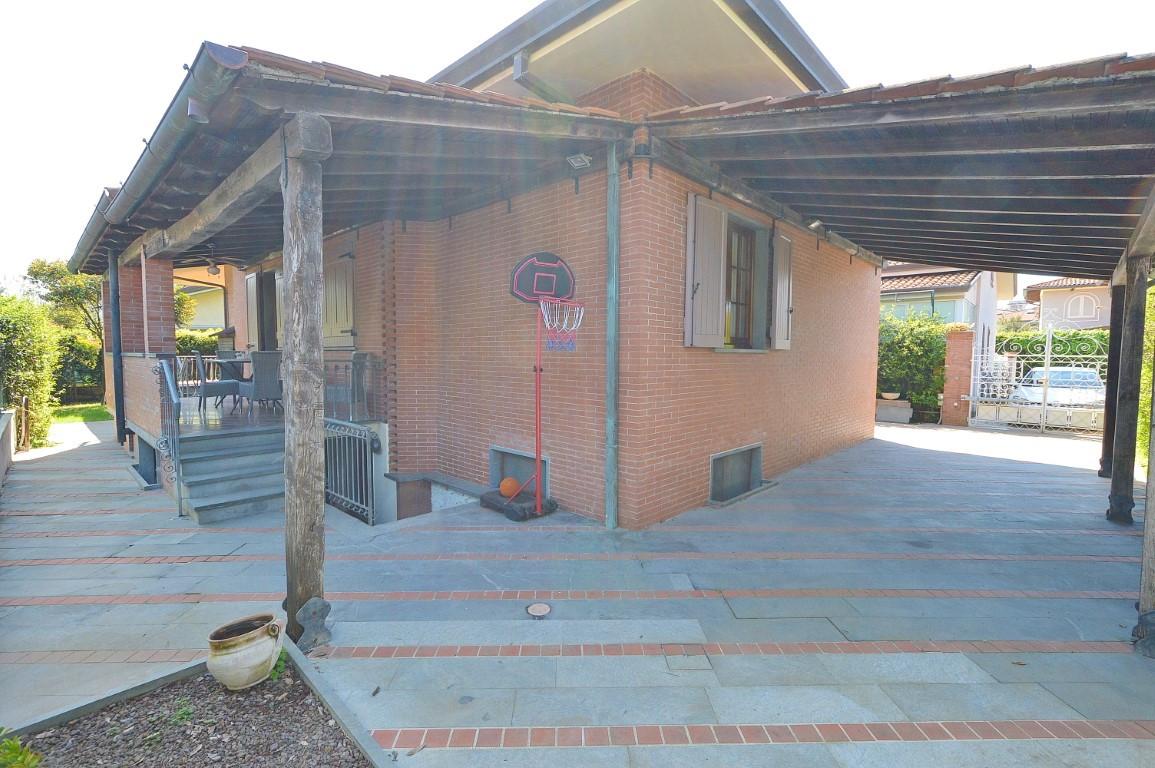 Immagine 6 di Villa in vendita  a Forte Dei Marmi