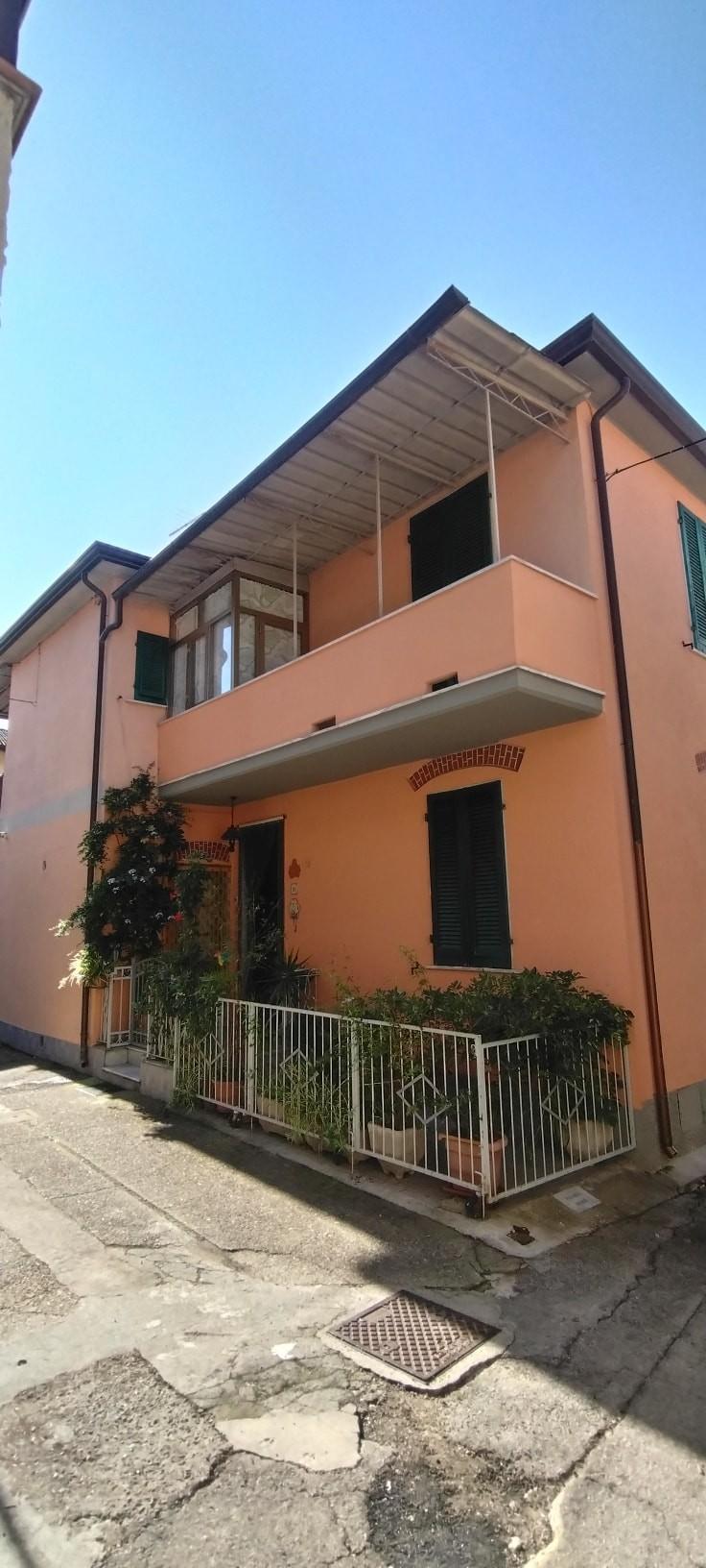 Immagine 1 di Casa indipendente in vendita  a Massa