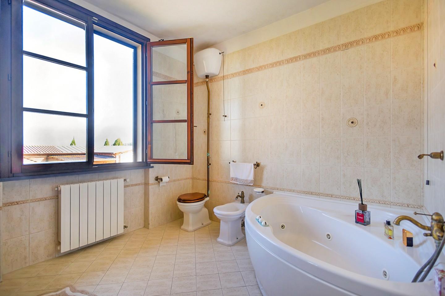 Immagine 21 di Porzione di casa in vendita  a Vecchiano