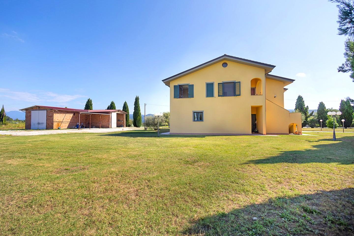 Immagine 10 di Porzione di casa in vendita  a Vecchiano