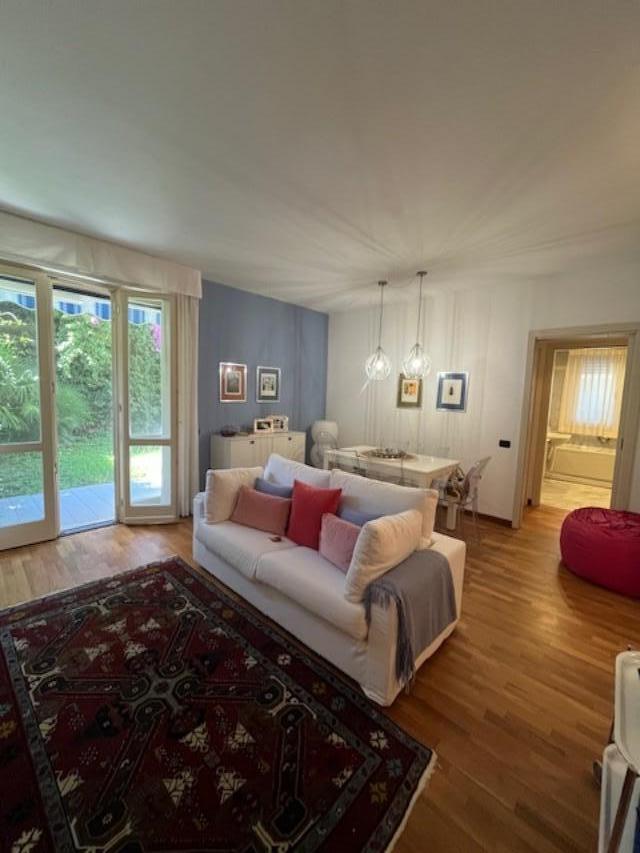 Immagine 2 di Appartamento in vendita  a Viareggio