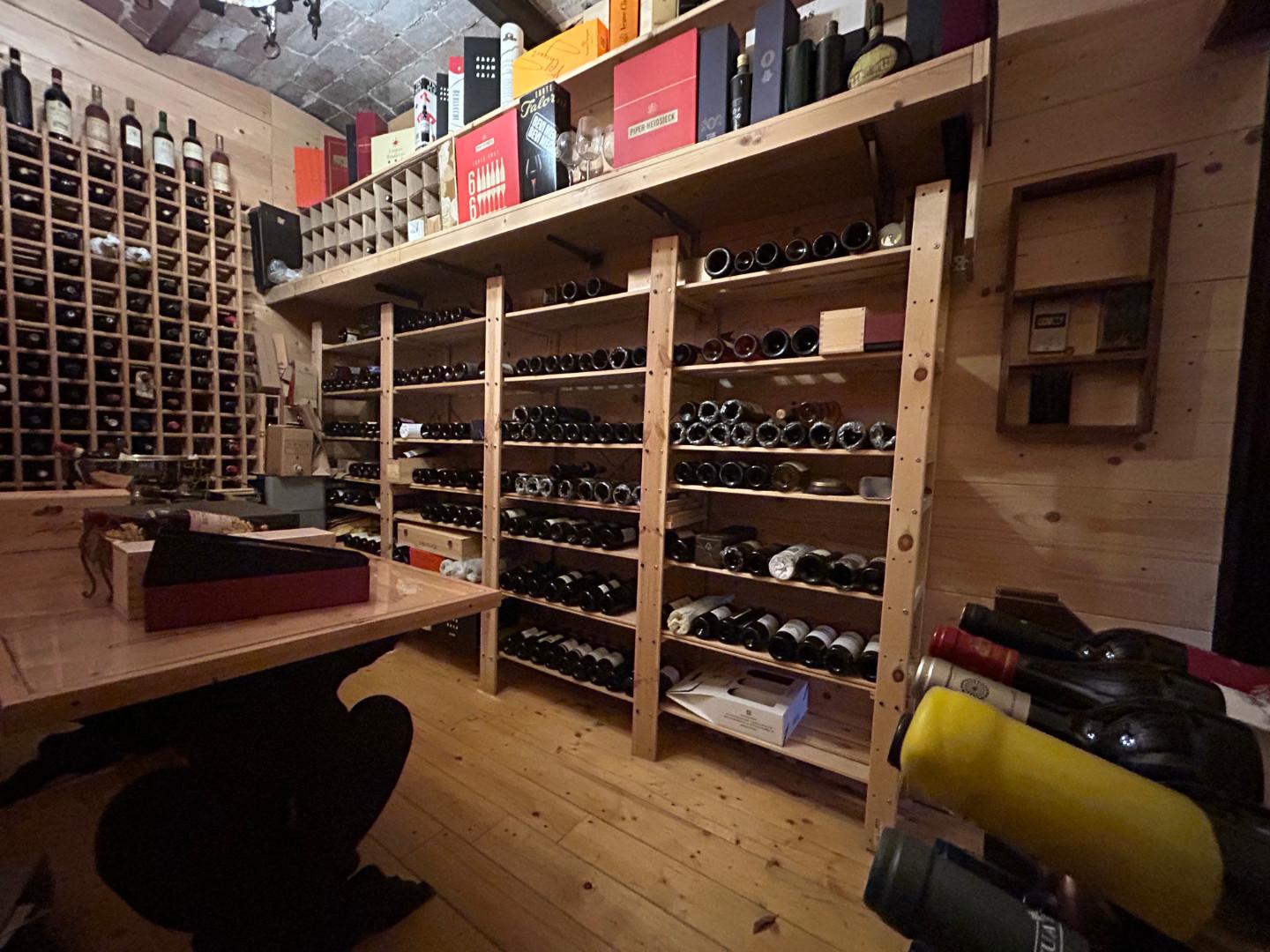 Immagine 29 di Casa colonica in vendita  a Carmignano