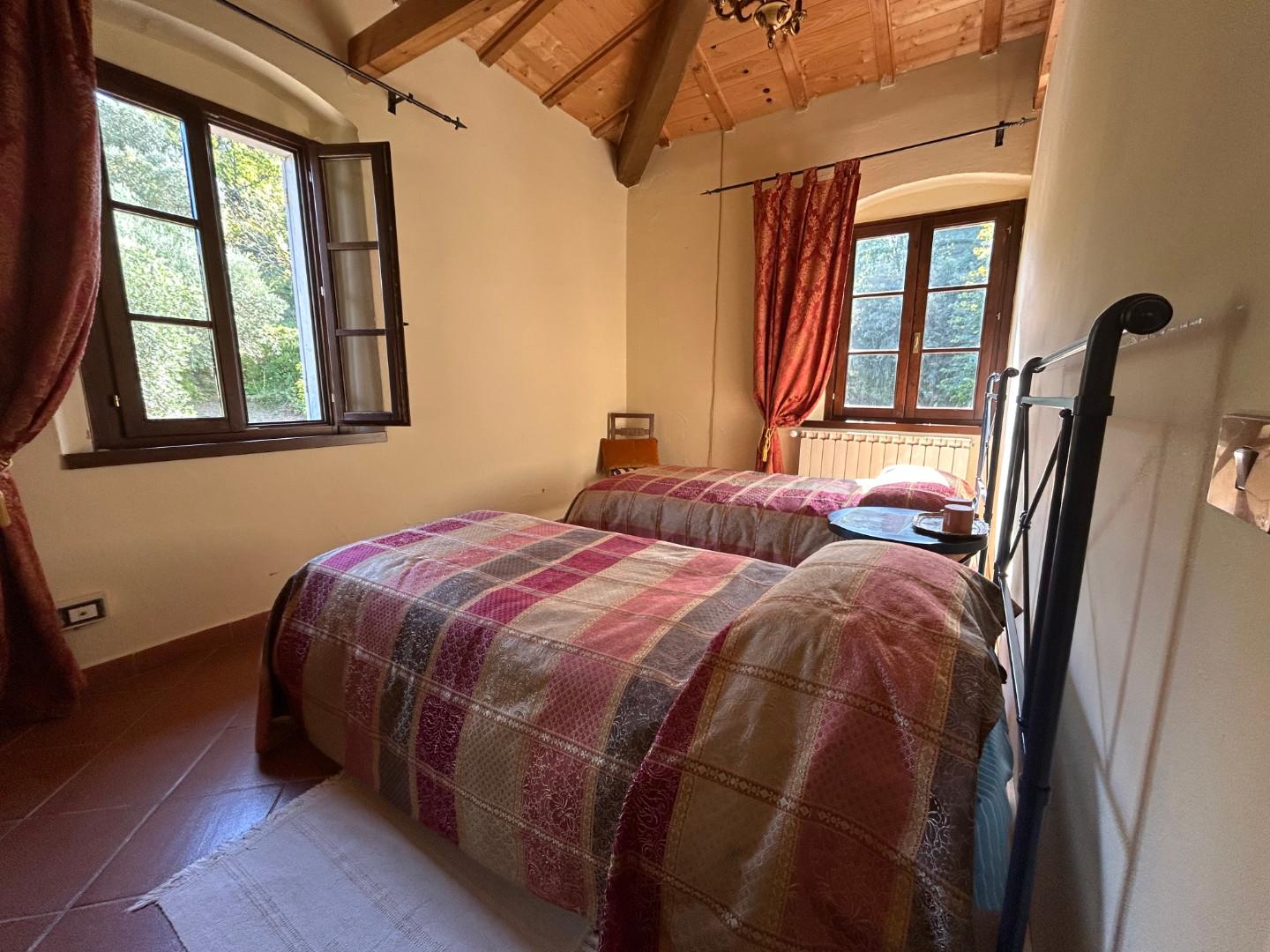 Immagine 2 di Casa colonica in vendita  a Carmignano