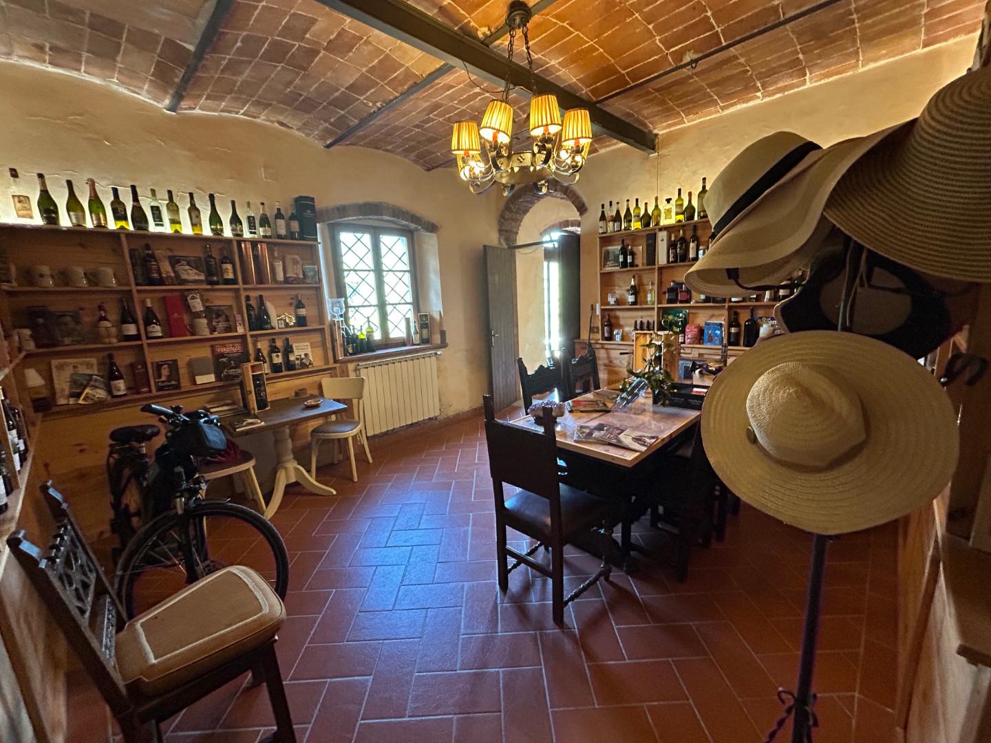 Immagine 30 di Casa colonica in vendita  a Carmignano