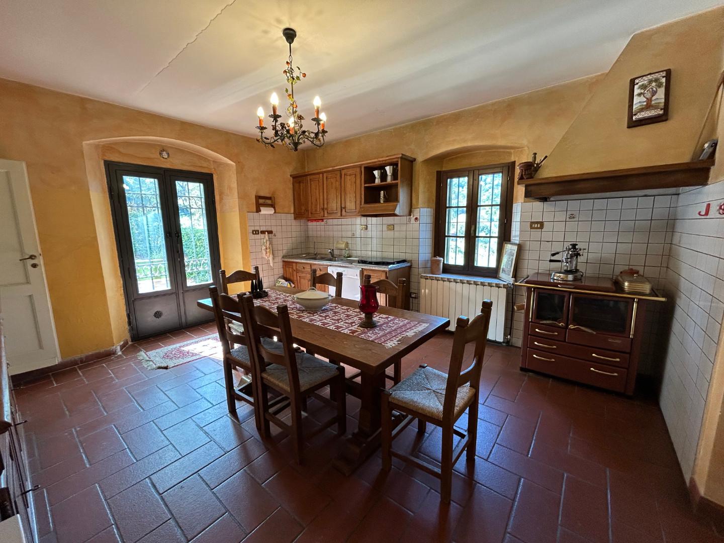 Immagine 17 di Casa colonica in vendita  a Carmignano